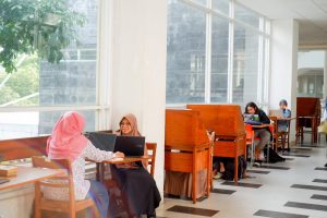 Aktivitas Mahasiswa di selasar Perpustakaan UGM